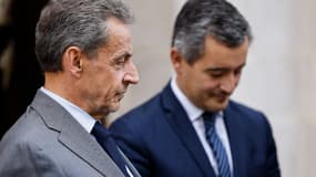 L'ancien président français Nicolas Sarkozy (G) se tient à côté du ministre français de l'Intérieur Gerald Darmanin alors qu'ils attendent l'arrivée du président français pour l'exposition commémorative du siècle de l'ouverture de la Grande Mosquée de Paris, à Paris, le 19 octobre 2022.