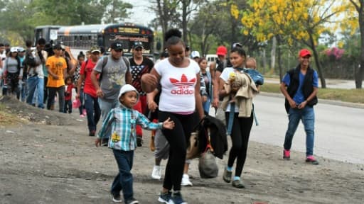 Un des autobus remplis de migrants honduriens à San Pedro Sula, à 300 km au nord de Tegucigalpa, qui se rendent à la frontière avec le Guatemala le 10 avril 2019 Un des autobus remplis de migrants honduriens à San Pedro Sula, à 300 km au nord de Tegucigalpa, qui se rendent à la frontière avec le Guatemala le 10 avril 2019