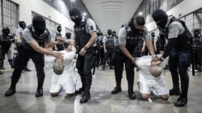 Des suspects arrivent au Salvador après avoir été expulsés des Etats-Unis, le 16 mars 2025.