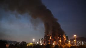 Un incendie majeur ravageant plusieurs immeubles d'habitation dans le quartier résidentiel de Wang Fuk Court, dans le district de Tai Po à Hong Kong, le 26 novembre 2025.