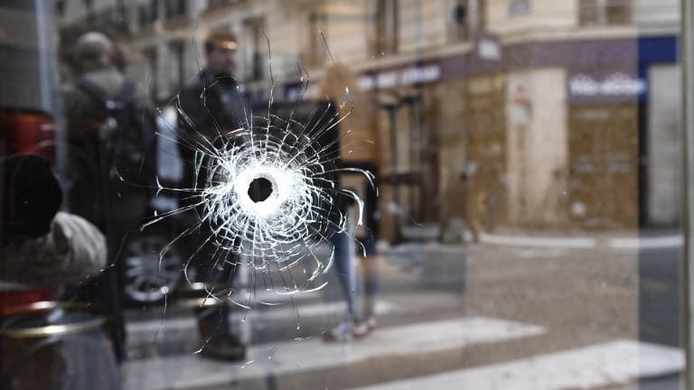 La vitrine d'un restaurant rue Monsigny, à Paris, où Khamsat Azimov a été abattu le 12 mai au soir.