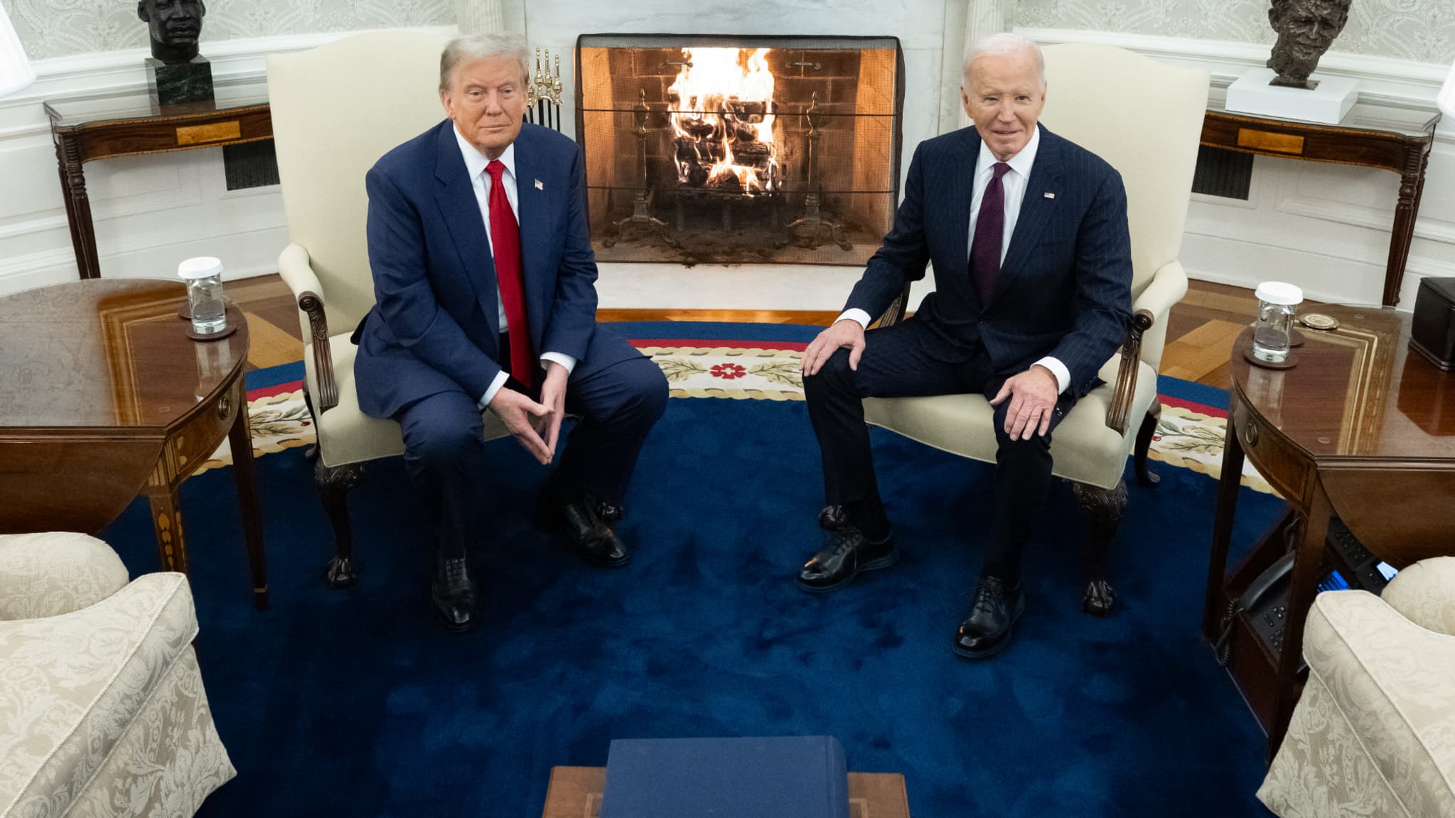 Le président américain en exercice Joe Biden et son successeur, le président-élu Donald Trump, lors d'une rencontre à la Maison Blanche, à Washington D.C. (États-Unis), le 13 novembre 2024.