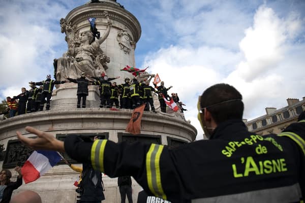 Des pompiers lors de la manifestation du 15 octobre à Paris, place de la République. 