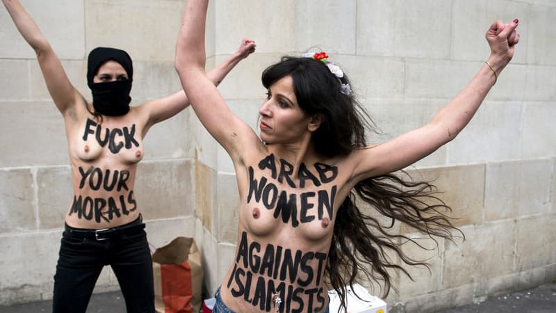 Deux Femen lors de l'action devant la Grande Mosquée de Paris, le 3 avril dernier.