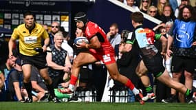 Le centre toulousain Santiago Chocobares contre les Harlequins en demi-finale de la Champions Cup, le 5 mai 2024. 