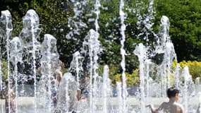Enfants se rafraîchissant par temps de canicule. (illustration)