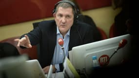 Yves Calvi dans les studios de RTL