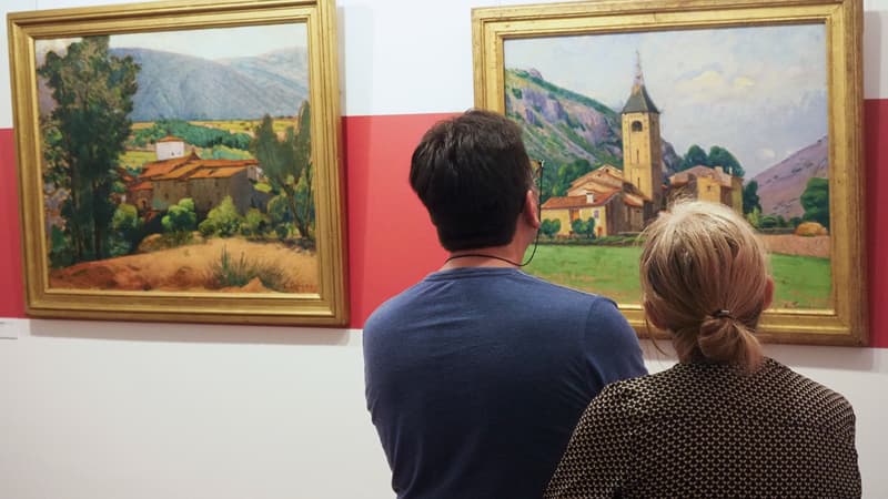 Des visiteurs admirent "Le clocher de Ria", une des oeuvres épargnée par la découverte de quelque 80 faux dans la collection du musée dédié à Etienne Terrus, le 28 avril 2018 à Elne. 