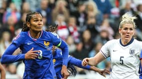 Wendie Renard et Millie Bright lors d'Angleterre-France, le 31 mai 2024.