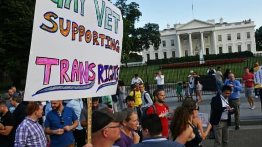 Manifestation d'anciens combattants homosexuels de l'armée américaine contre la promesse de Donald Trump d'interdire le recrutement de militaires transgenres, devant la Maison Blanche en juillet 2017