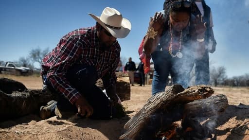Des Amérindiens protestent contre le mur de Trump dans le désert d'Altar, à la frontière entre le Mexique et les Etats-Unis, le 25 mars 2017