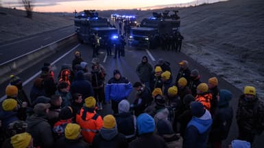 Un gendarme s'entretient avec des agriculteurs qui se voient refuser l'accès à Toulouse dans le cadre de leur mouvement de protestation visant à défendre leur profession et à dénoncer la gestion de la crise agricole par le gouvernement, près de Leguevin, le 7 janvier 2026.