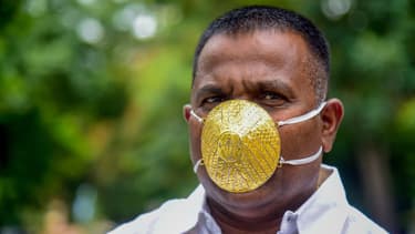 Un Indien a déboursé environ 4.000 dollars pour ce masque en or, réalisé sur mesure