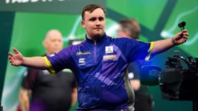 Le jeune Anglais Luke Littler, 16 ans, sensation des championnats du monde de fléchettes