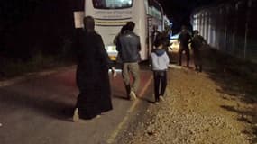 Des Casques blancs et leurs familles évacués de Syrie en bus par l'armée israélienne, dans la nuit du 21 au 22 juillet 2018.