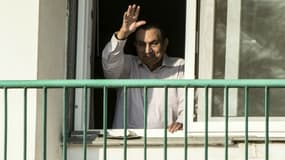 Hosni Moubarak à la fenêtre de sa chambre, dans l'hôpital militaire de Maadi, au Caire, le 6 octobre 2016