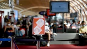 Des passagers attendent d'embarquer le 20 juillet 2021 à l'aéroport Roissy Charles de Gaulle