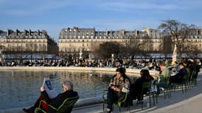 Des personnes sont assises près d'une fontaine au soleil de fin d'après-midi dans le jardin des Tuileries, au centre de Paris, le 4 mars 2025.