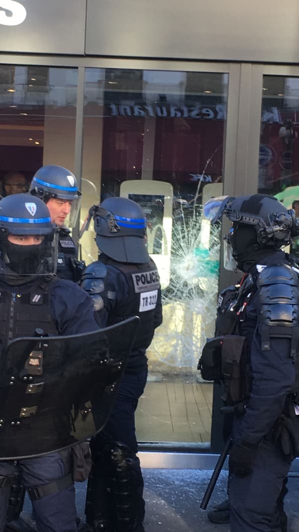 Une vitre d'un McDonald's a été cassée par des individus lors de la manifestation à Paris.
