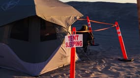 Une tente de pompiers installée sur la plage de Malibu le 12 janvier 2025