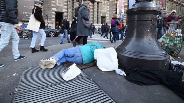 Une personne sans-abri dans la rue à Paris, aux abords du palais du Louvre.