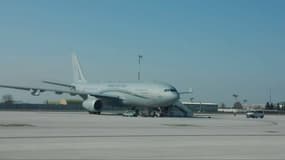 L'avion de l'armée de l'air transportant les six patients infectés du coronavirus depuis Mulhouse vers Marseille et Toulon, le 18 mars 2020.