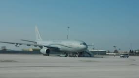 L'avion de l'armée de l'air transportant les six patients infectés du coronavirus depuis Mulhouse vers Marseille et Toulon, le 18 mars 2020.