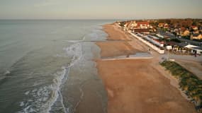 Vue aérienne de la plage Juno, à Bernières-sur-Mer, dans le Calvados (Illustration)