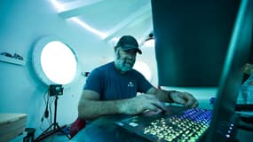 L'ingénieur aérospatial allemand Rudiger Koch, 59 ans, travaillant sur son ordinateur portable dans une pièce sous-marine au large de Puerto Lindo, au Panama. Le 26 novembre 2024.