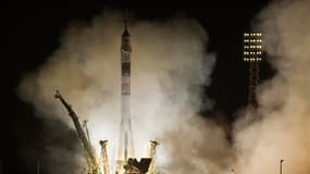 Une fusée Soyouz transportant deux cosmonautes russes et un astronaute américain a décollé vendredi matin pour un vol express (moins de six heures contre deux jours habituellement) à destination de la Station spatiale internationale (ISS). /Photo prise le