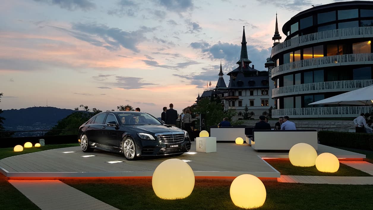 En attendant le palais du maharadjah pour notre tapis volant, on se contente du palace suisse au coucher de soleil. En attendant le palais du maharadjah pour notre tapis volant, on se contente du palace suisse au coucher de soleil.