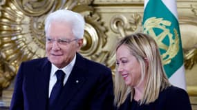 La nouvelle Première ministre italienne Giorgia Meloni prête serment, aux côtés du président Sergio Mattarella, au palais présidentiel du Quirinal à Rome, le 22 octobre 2022
