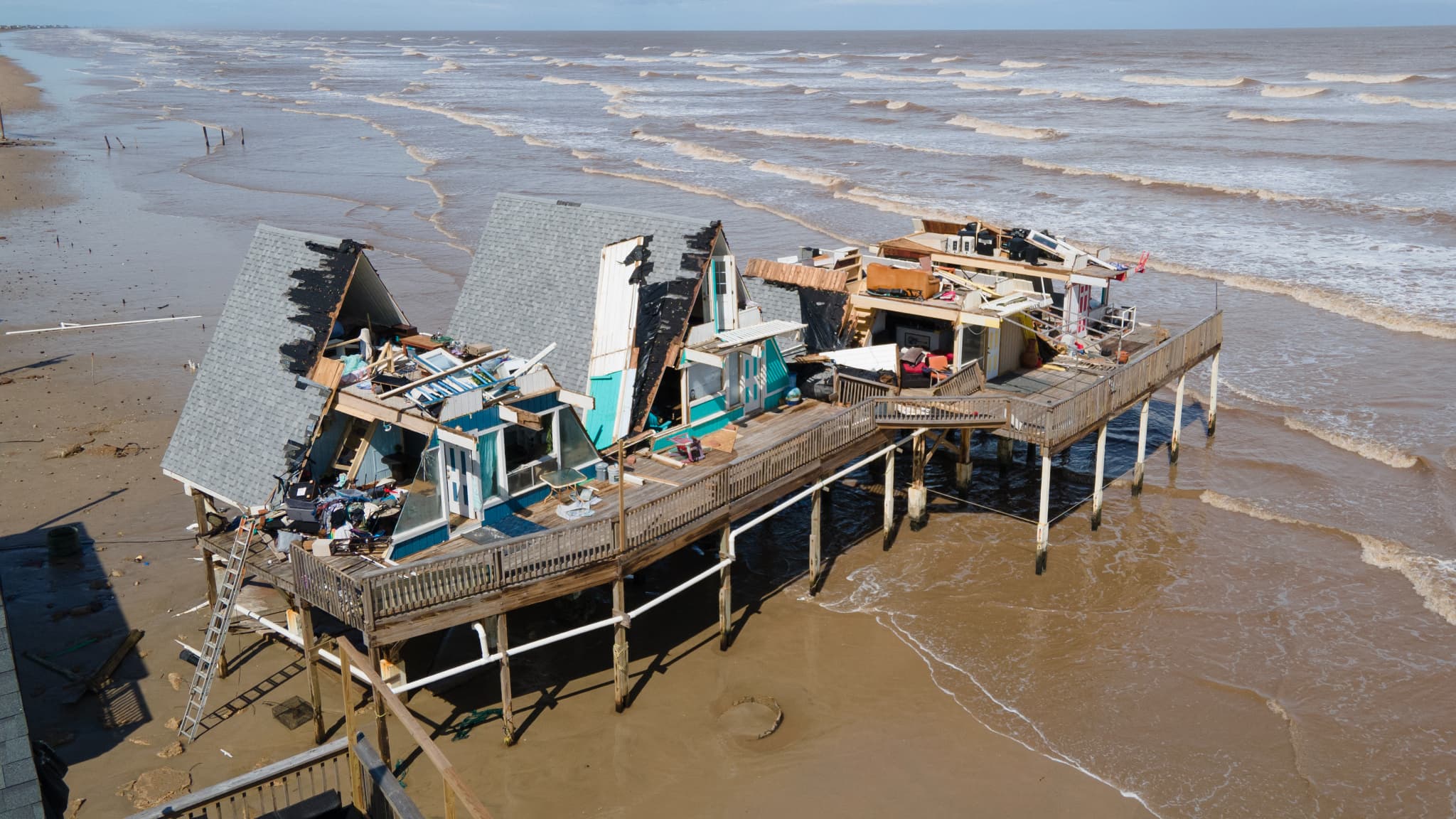Les dégâts provoqués par la tempête Béryl à Surfside Beach au Texas le 8 juillet 2024