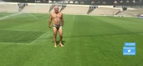 Moscato en slip au beau milieu d’un stade