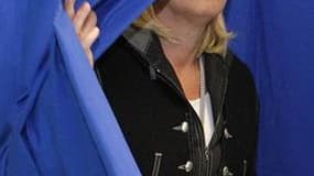 La présidente du Front national, Marine Le Pen, dans un bureau de vote à Hénin-Beaumont (Nord). Le FN a tiré parti dimanche d'une forte abstention pour s'inviter au second tour des cantonales et retrouver un rôle d'arbitre, notamment dans ses places forte