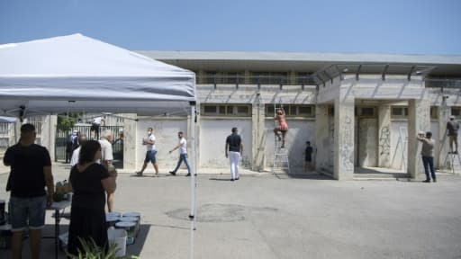 En musique, les volontaires ont commencé à décaper et repeindre la façade mais aussi des escaliers, des barrières de l'école.