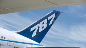 Boeing a annoncé mercredi l'arrêt des essais en vol de son long-courrier 787 "Dreamliner" dont la première livraison a déjà été reportée de plusieurs années, au lendemain de l'atterrissage d'urgence d'un appareil au Texas en raison de la présence de fumée