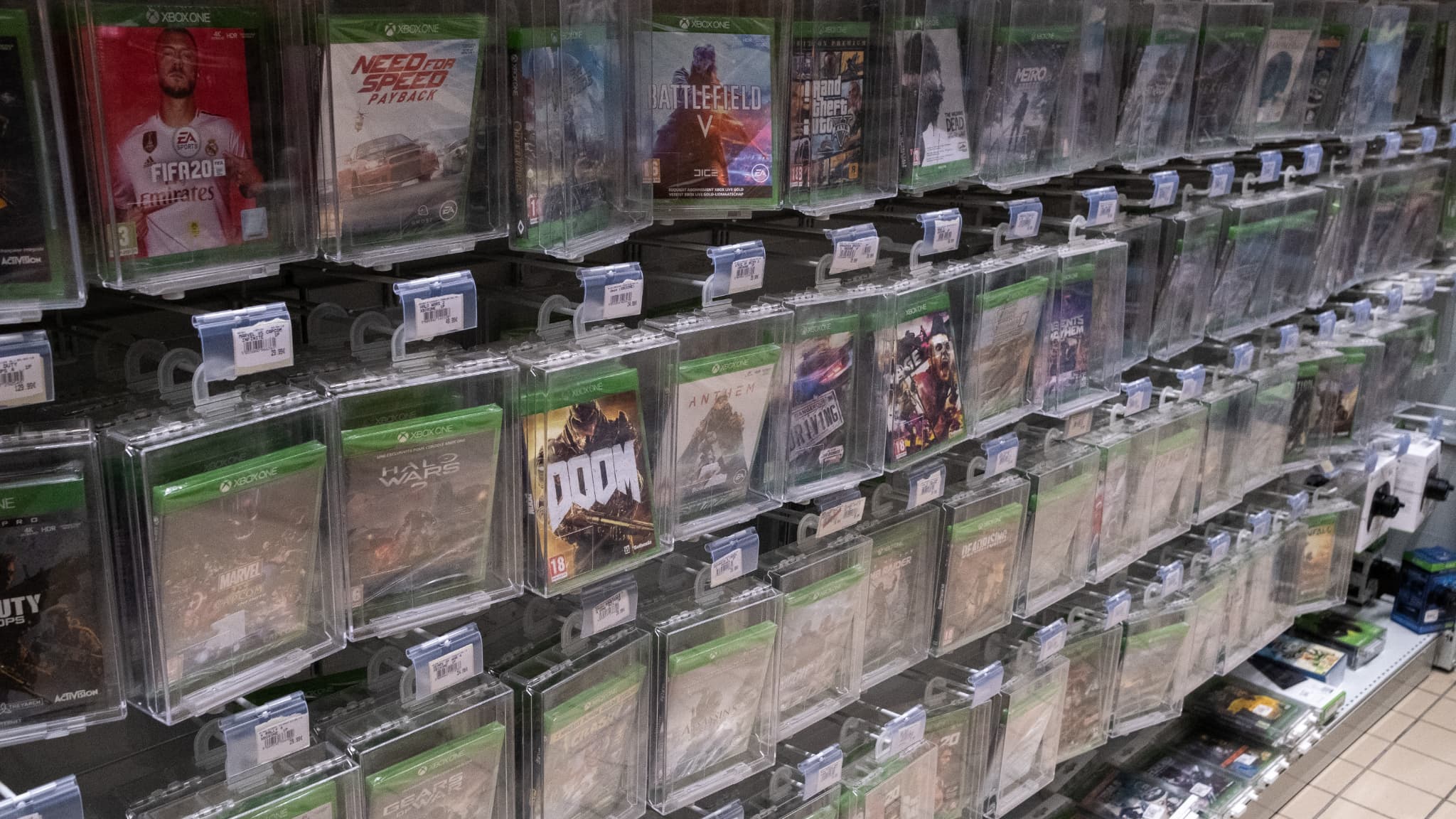 Les rayons d'un magasin Micromania