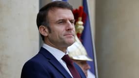 Le président Emmanuel Macron sur le perron de l'Elysée, le 19 février 2024 à Paris