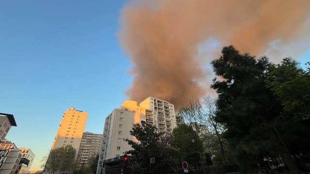 Un important incendie s'est déclaré dans le 17e arrondissement de Paris le 7 avril en début de soirée. Un important incendie s'est déclaré dans le 17e arrondissement de Paris le 7 avril en début de soirée.