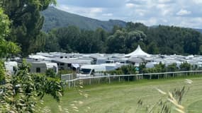 Des caravanes installées sur l'hippodrome d'Oraison le 4 juin 2024.