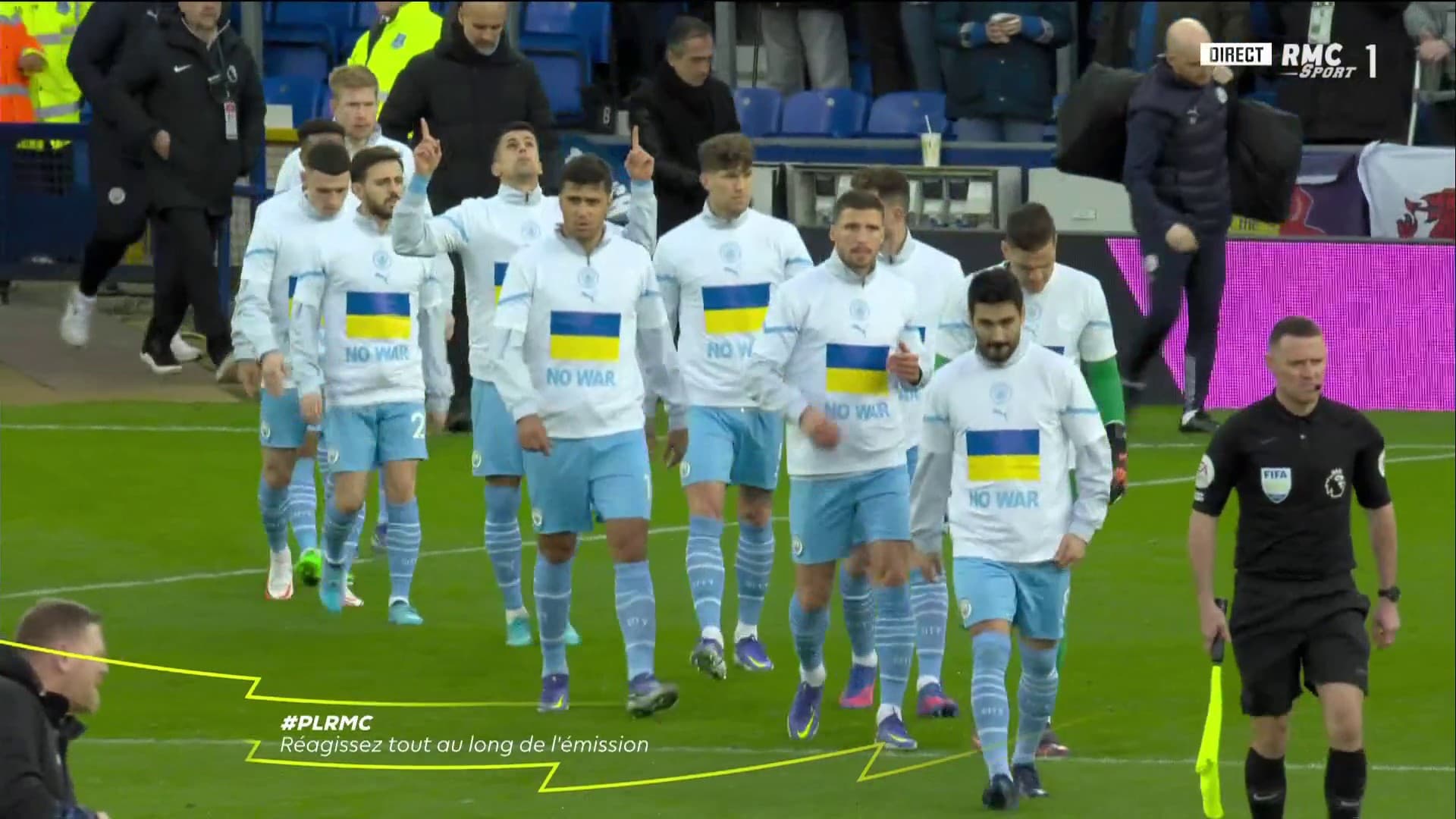 Les joueurs de Manchester City entrant sur le terrain avec un tee-shirt spécial pour l'Ukraine