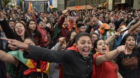 Des soutiens du candidat de l'opposition, Carlos Mesa, scandent des slogans face aux soutiens du président actuel, Evo Morales, à La Paz, capitale de la Bolivie.