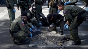 Des policiers inspectent le lieu de l'attentat le 18 août, dans le centre de Bangkok.