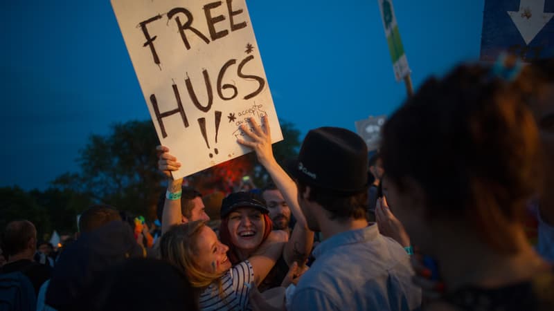 Une pancarte "Free Hugs" brandie lors du festival Eurockeennes à Belfort, dans l'est de la France, le 5 juillet 2014. (photo d'illustration)