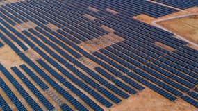 AGEL, lancée en 2015 avec le plus grand projet de site solaire au monde situé à Kamuthi, Tamil Nadu (648 MW) "est devenu le premier développeur solaire au monde", souligne Total.