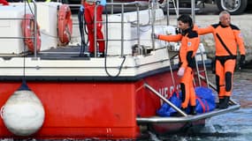 Des plongeurs italiens ont remonté un corps découvert dans l'épave du voilier qui a coulé en Sicile, le 21 août 2024. 