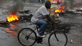 A Port-au-Prince. Le conseil électoral haïtien va procéder à une vérification des résultats contestés du premier tour de l'élection présidentielle, à l'origine de violents incidents qui ont fait au moins quatre morts. /Photo prise le 9 décembre 2010/REUTE