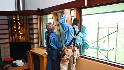 Changer les fenêtres et améliorer l'isolation d'un logement permet d'économiser autour de 1.000 kg de CO2 par an.