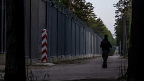 Un soldat à la frontière entre la Pologne et la Biélorussie, vers Bialowieza, en Pologne, le 29 mai 2023